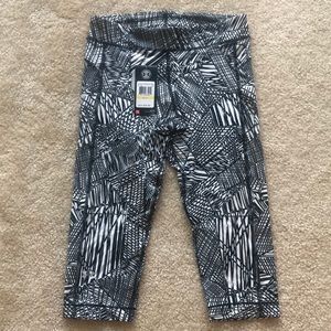NWT Under Armour compression capris